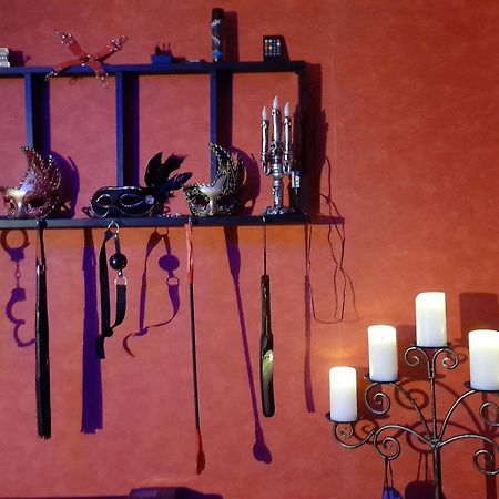 Love Room Le Rouge Et Noir Бар Екстериор снимка