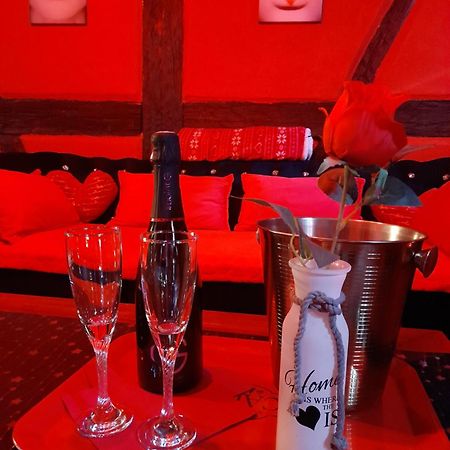 Love Room Le Rouge Et Noir Бар Екстериор снимка
