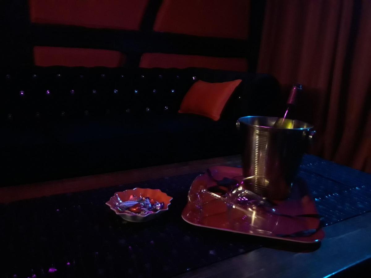 Love Room Le Rouge Et Noir Бар Екстериор снимка