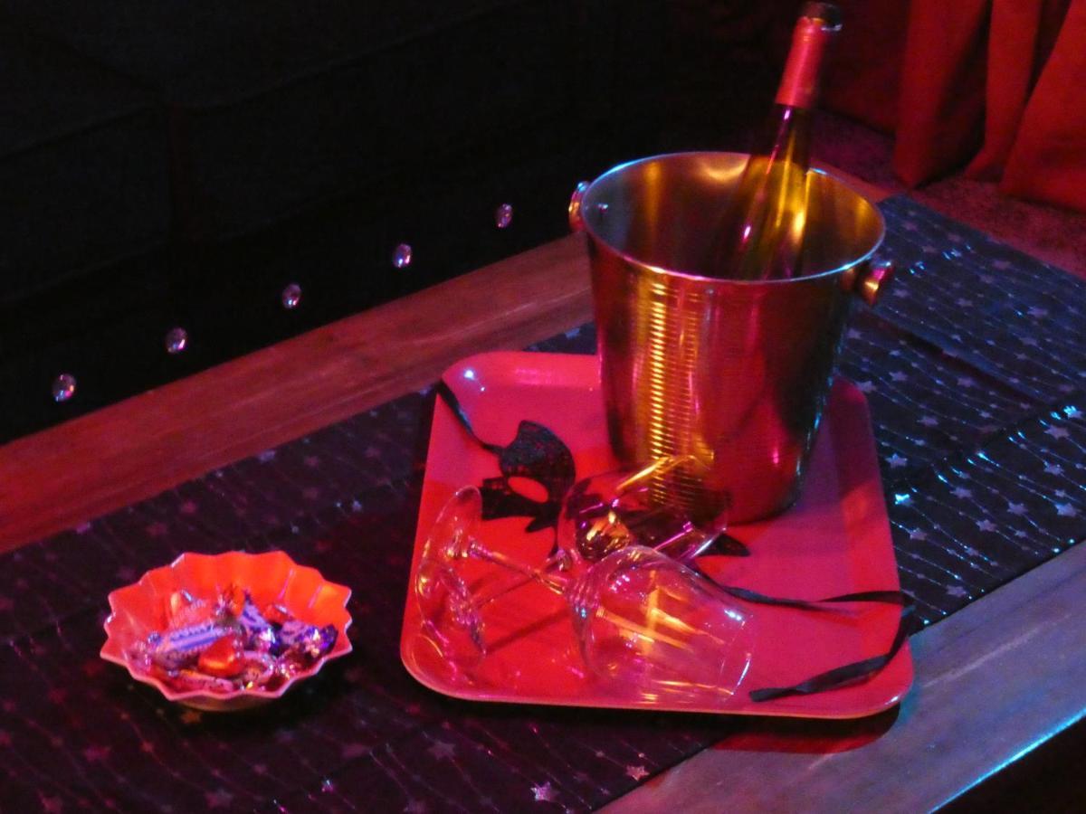 Love Room Le Rouge Et Noir Бар Екстериор снимка