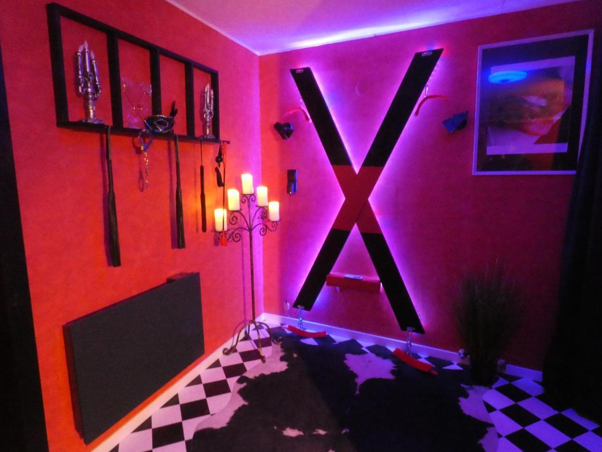Love Room Le Rouge Et Noir Бар Екстериор снимка