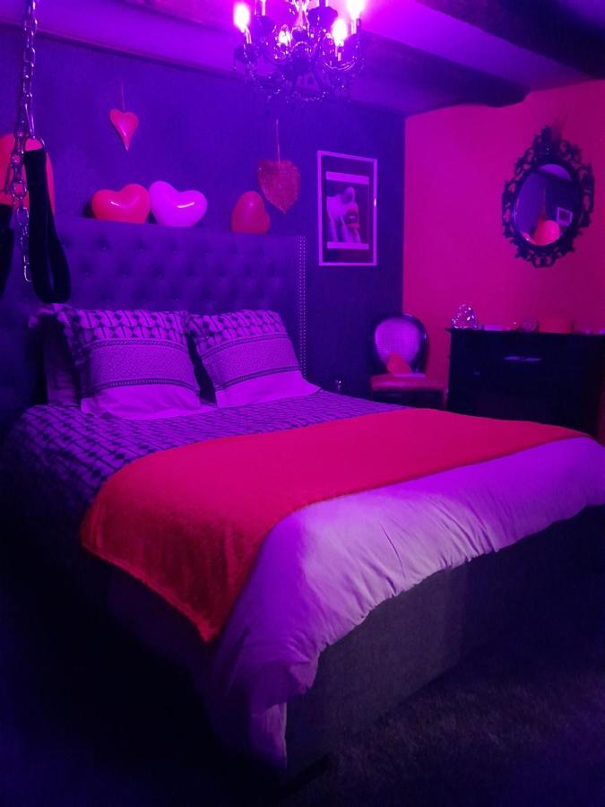 Love Room Le Rouge Et Noir Бар Екстериор снимка