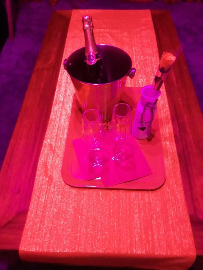 Love Room Le Rouge Et Noir Бар Екстериор снимка