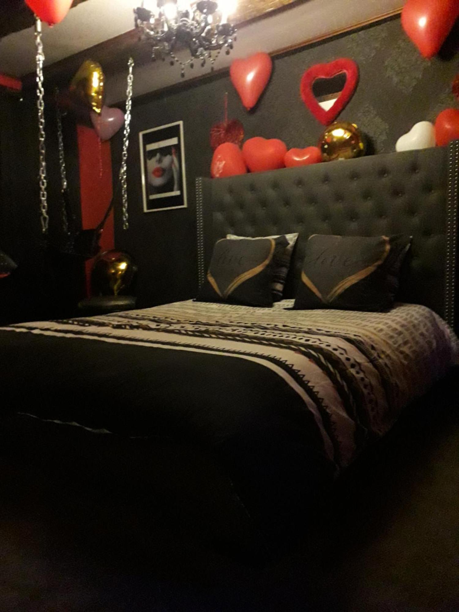 Love Room Le Rouge Et Noir Бар Екстериор снимка