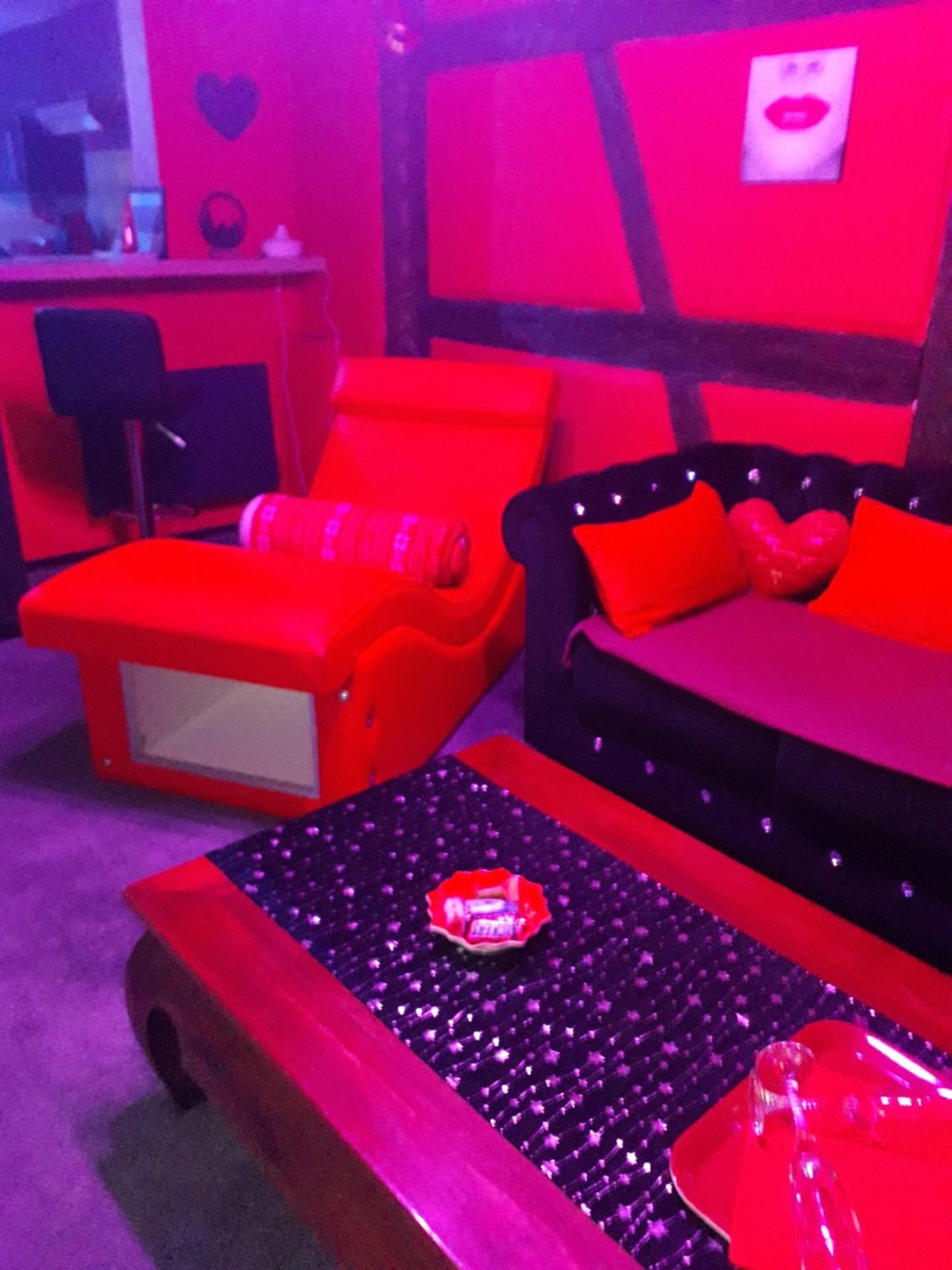 Love Room Le Rouge Et Noir Бар Екстериор снимка