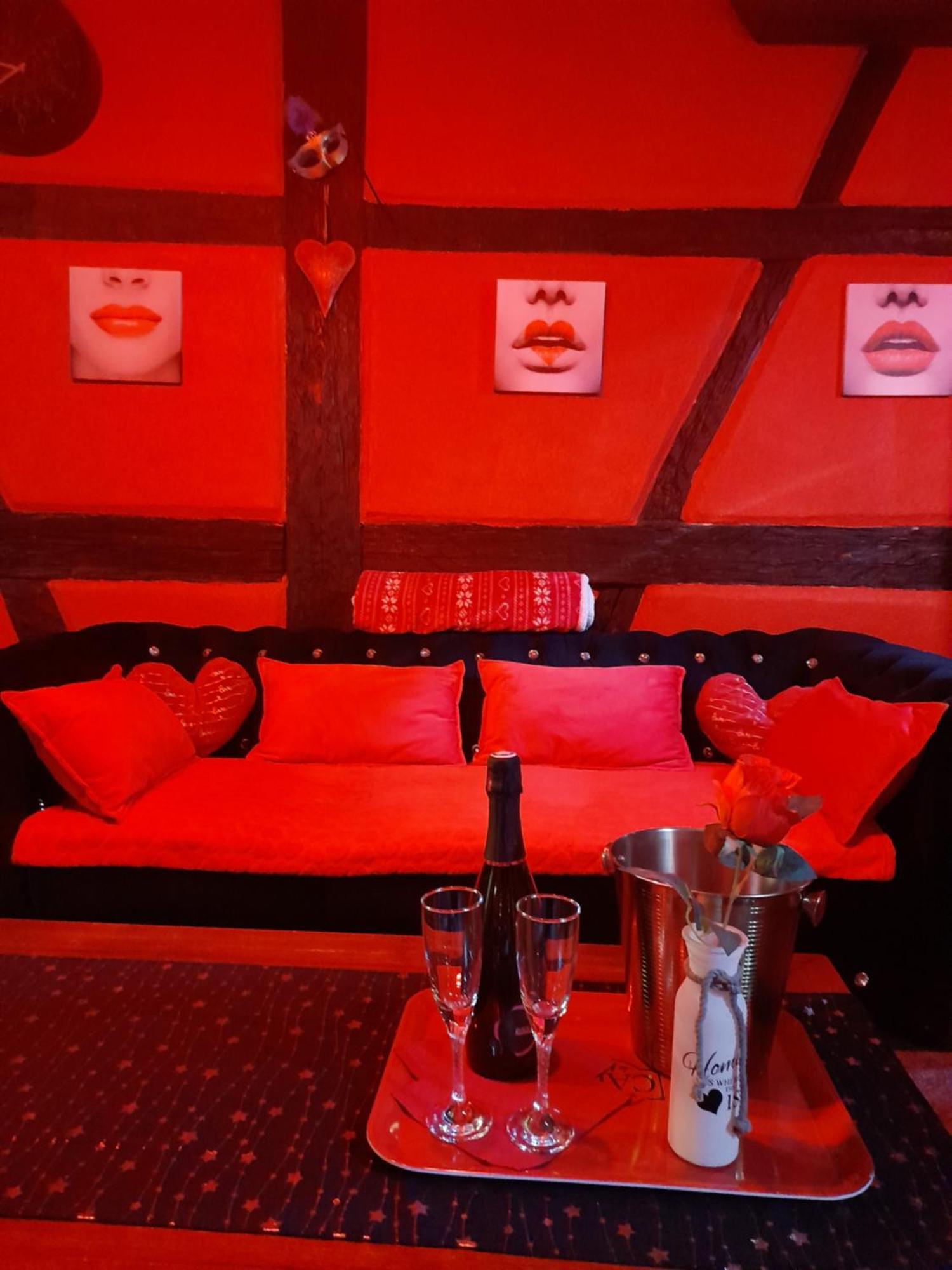 Love Room Le Rouge Et Noir Бар Екстериор снимка