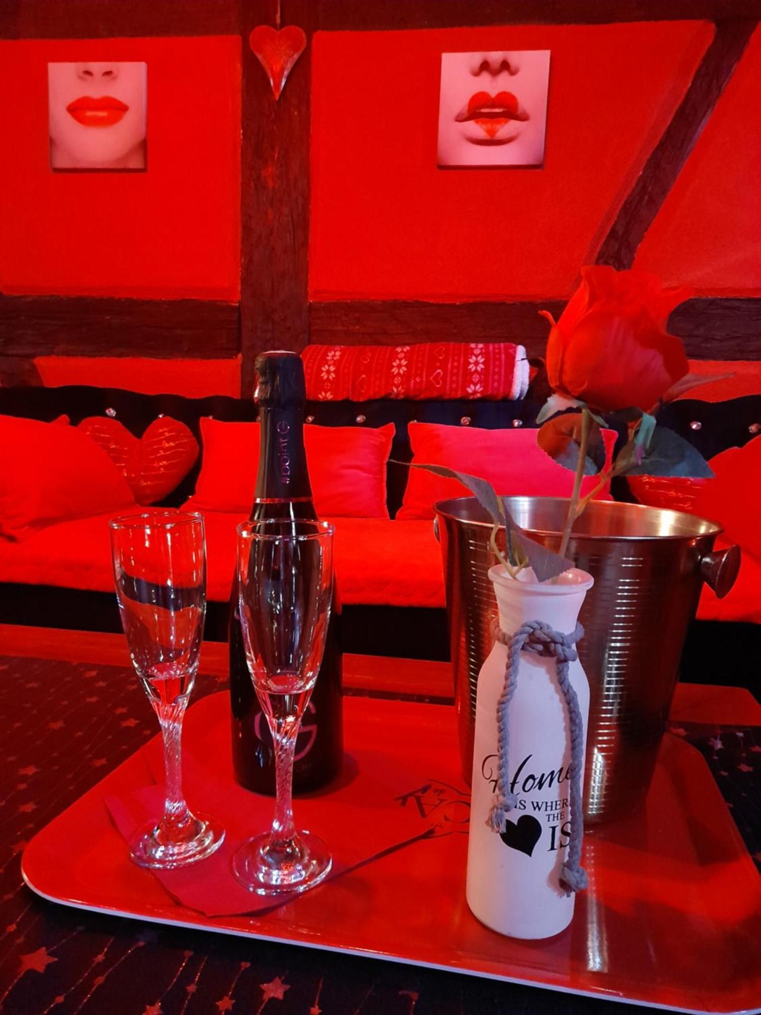 Love Room Le Rouge Et Noir Бар Екстериор снимка